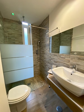 Een haardroger, handdoeken