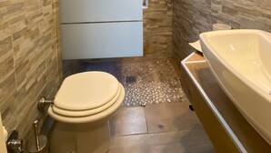 Un baño moderno con inodoro, ducha y bañera.