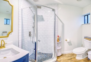 Regadera, tina de hidromasaje, secadora de cabello, bidet 