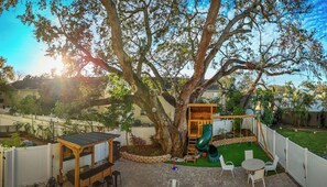 Outdoor dining - Chic & Spacious SoHo Retreat Near Downtown & UT (Tampa)