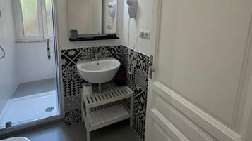 SĂšche-cheveux, serviettes fournies