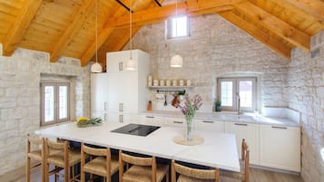 Een koelkast, een microgolfoven, een oven, een vaatwasser