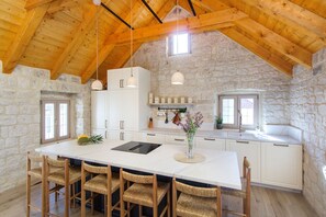 Réfrigérateur, micro-ondes, four, lave-vaisselle