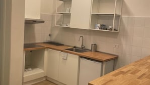 Kjøleskap, mikrobølgeovn og kokeplater