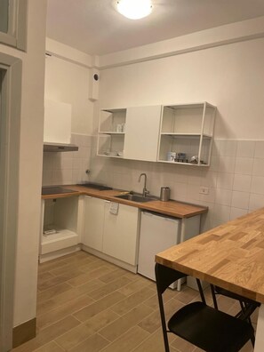 Fridge, microwave, stovetop
