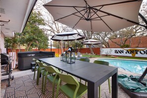 Outdoor dining - Giddy Up Getaway: Pool, Hot Tub & Family Fun! (San Antonio)