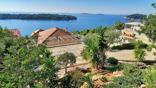 Top family villa for max. 8 p., by the sea, boat mooring, bicycle hit!