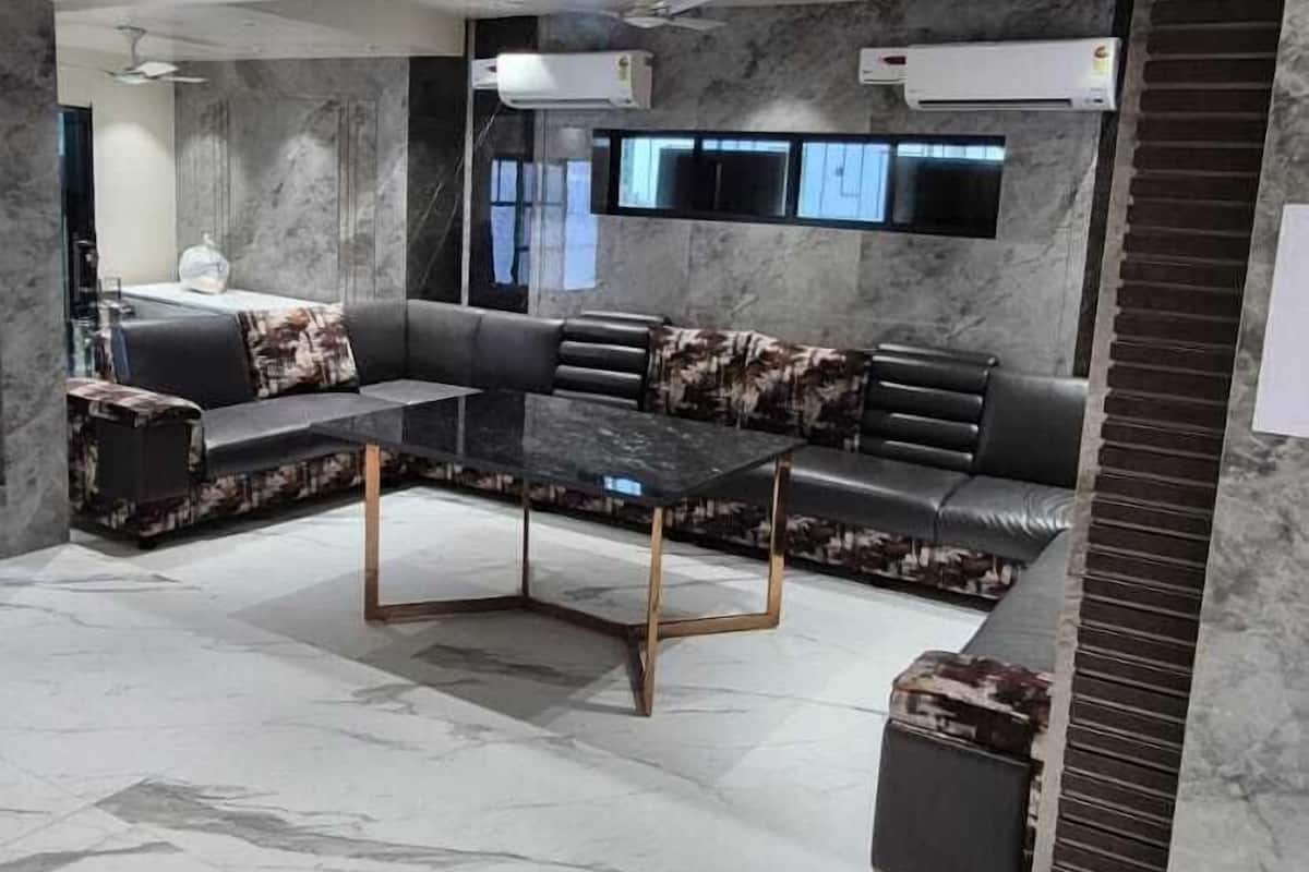 Uma sala de estar moderna com um sofá seccional, uma mesa de centro e uma lareira.