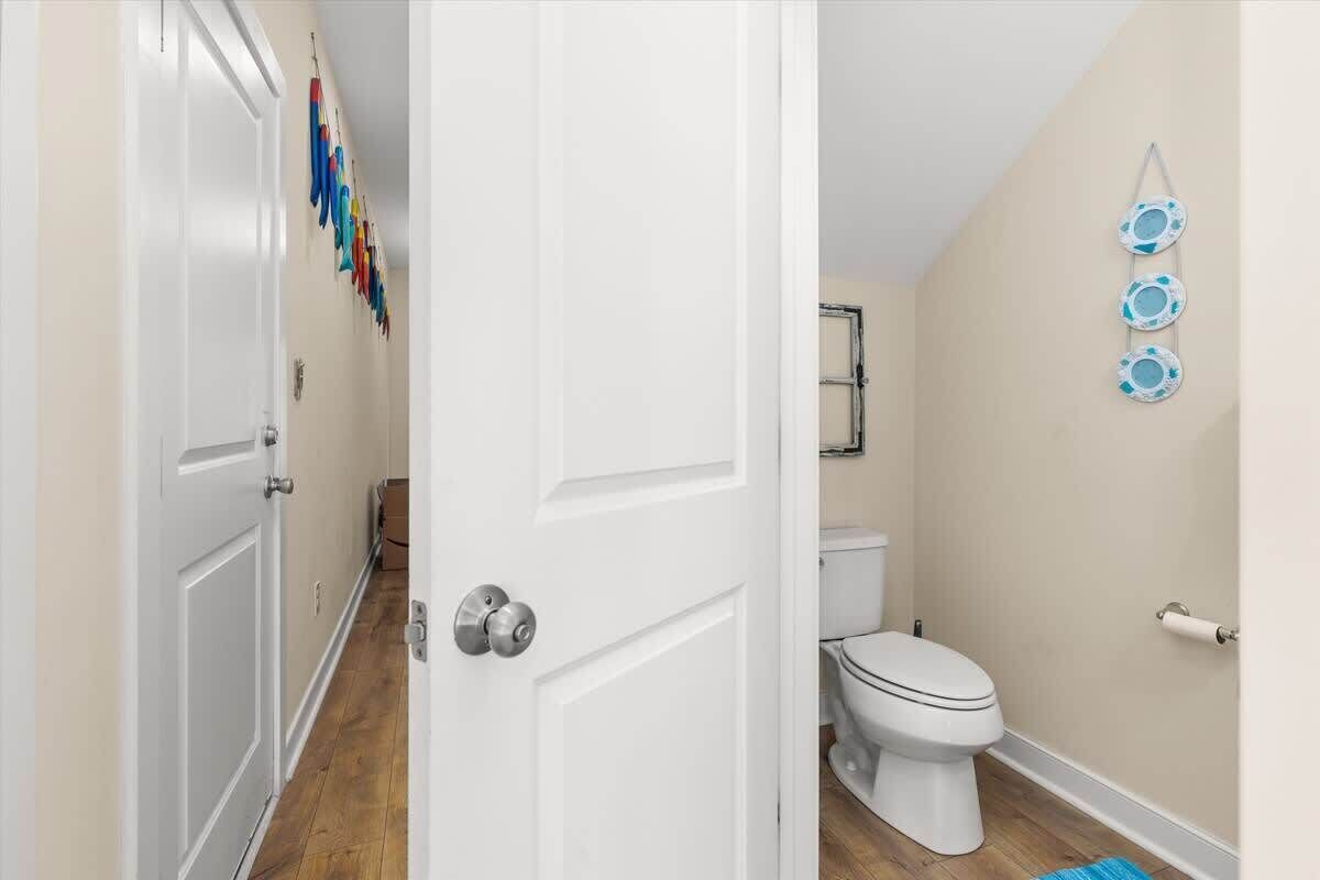 Un baño con inodoro, ducha y lavamanos.