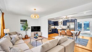 Un appartement moderne comprenant un salon, un coin repas et une cuisine.