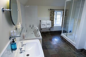 Chambre Double Supérieure | Salle de bain | Sèche-cheveux, serviettes fournies, savon, shampoing