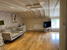 Espacio para trabajar con laptop y tabla de planchar con plancha 