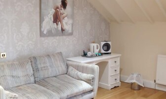 Espacio para trabajar con laptop y tabla de planchar con plancha 