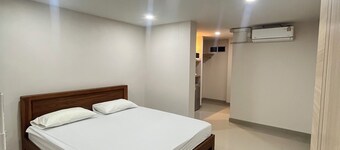 Cozy 1-bedroom apartment near BKK airport with AC, WiFi