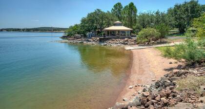 Upstay—10 Acre Lakeside Retreat w Private Jetty