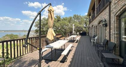 Upstay—10 Acre Lakeside Retreat w Private Jetty