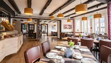 S'hi serveixen esmorzars, dinars, sopars i plats de cuina alemanya