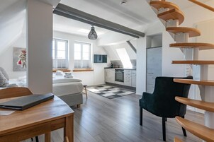 Ropa de cama hipoalergénica y caja de seguridad en la habitación 