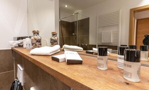 Shower, hair dryer, towels, soap - Hotel ten Hoopen  (Warburg)