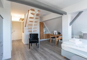 Hypo-allergenic bedding, in-room safe, desk, soundproofing