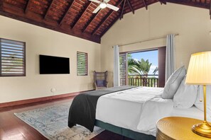 5 chambres, bureau, fer et planche à repasser, lit de bébé portatif