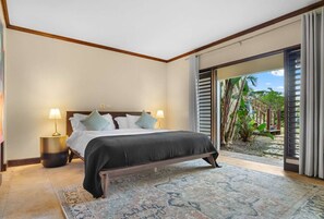 6 quartos, escrivaninha, ferros/tábuas de passar roupa, berço de viagem