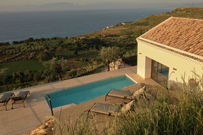 Een buitenzwembad en een verwarmd zwembad