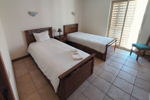 2 soverom, strykejern/-brett, internettilgang og sengetøy