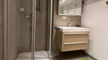 Dusche, Haartrockner, Handtücher, Toilettenpapier