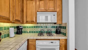 Coffee/tea maker, fridge, microwave, oven