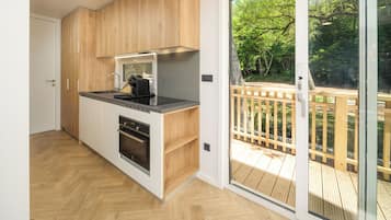 Dishwasher, coffee/tea maker, dining tables