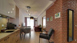 Eine moderne Küche mit Einbauofen und Essbereich mit Holztisch und Stühlen.