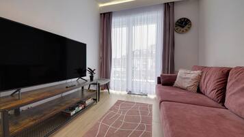 Apartment, Balkon | Wohnzimmer | Flachbildfernseher