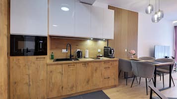 Apartemen, balkon | Dapur kecil pribadi | Ketel listrik dan pemanggang roti