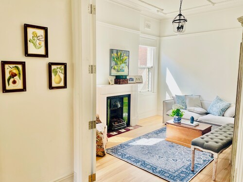 Gorgeous and charming Naremburn cottage with free parking