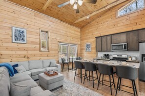 Interior - Bear Paw Getaway - Beech luxury with hot tub, fire pit (Beech Mountain)