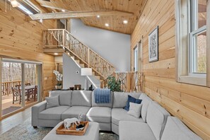 Smart TV, fireplace, music library, video library - Bear Paw Getaway - Beech luxury with hot tub, fire pit (Beech Mountain)