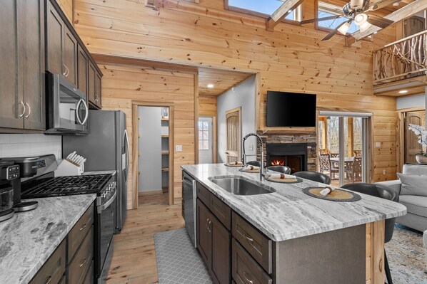 Fridge, microwave, oven, stovetop - Bear Paw Getaway - Beech luxury with hot tub, fire pit (Beech Mountain)