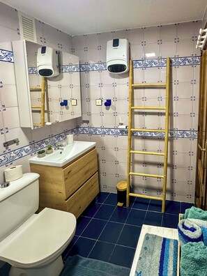 Dusj, hårføner, håndklær og såpe