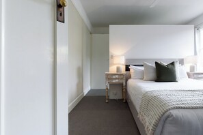 3 habitaciones, escritorio, tabla de planchar con plancha y wifi gratis 