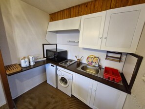 Frigorífico, microondas, placa de cocina y lavavajillas