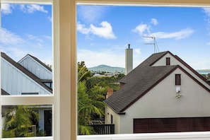 Interior - Renovated Home with Lovely Garden by Zodiak Stay (Auckland)