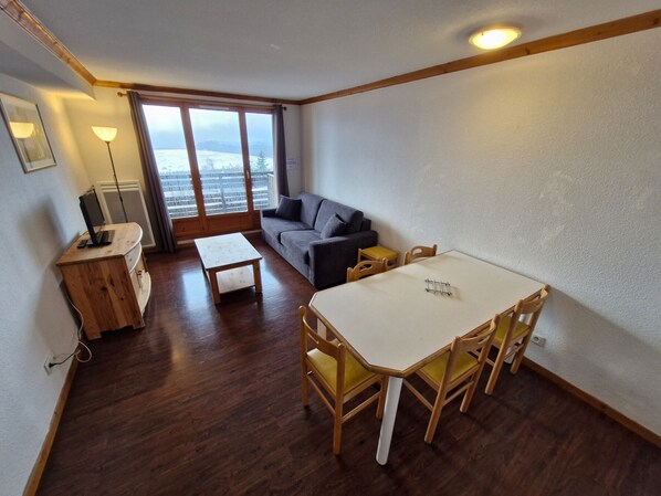 TV - Spacious apartment with terrace and garage, pool access (Besse-et-Saint-Anastaise-Super Besse)