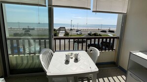 Dining - Seafront studio with balcony and parking (Saint-Jean-de-Monts)