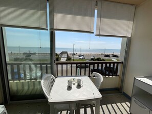 Dining - Seafront studio with balcony and parking (Saint-Jean-de-Monts)