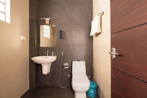 Chambre Standard double | Salle de bain | Douche, serviettes fournies, savon, shampooing
