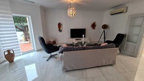 Smart TV, computer monitors - Villa LIMAO with swimming pool, quiet area, 20 minutes from the center of TAVIRA, (Tavira)