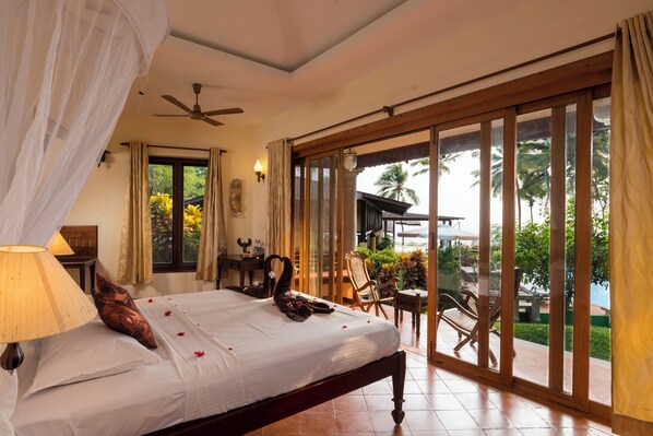 Luxury Double or Twin Room, Beach View | Bathroom amenities