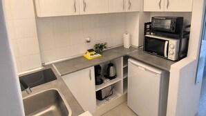Kaffetrakter/tekoker, kjøleskap, mikrobølgeovn og ovn