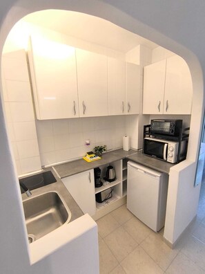 Fridge, microwave, oven, stovetop - Benalma Home - Beautiful Studio Close to the Beach and Everything! (Benalmádena)